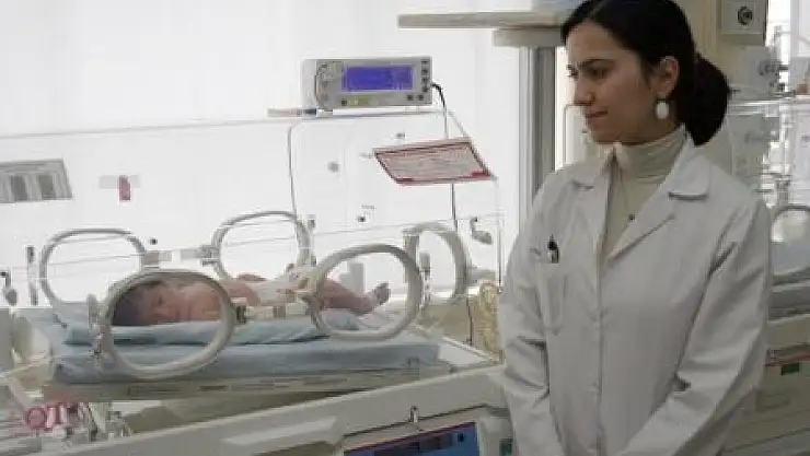 Yeni doğmuş bebeği çalılıklara attılar