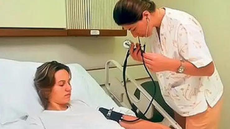 Hemşire açığı 200 bine dayandı, hastanelerin gözü öğretmenlerde