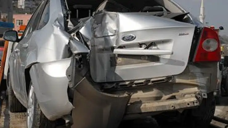 Otomobil Aydınlatma Direğine Çarptı: 1 Yaralı