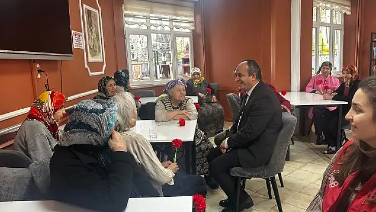 Gençlik merkezi gönüllüleri huzurevinde