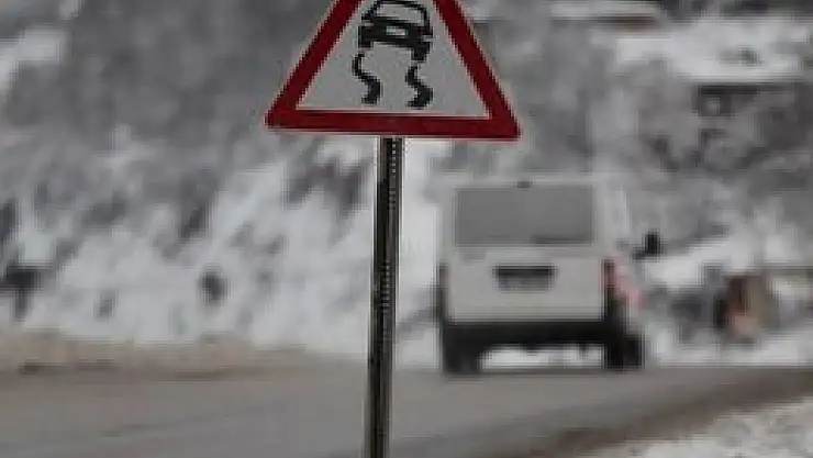 Tedbirsizlik 7 saat yol kapattı