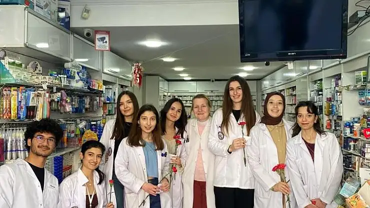 Beyaz üniformalarıyla karanfil dağıttılar