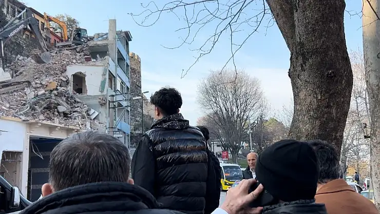 Kepçeyi binanın tepesinde gören, iftar saatini burada bekliyor