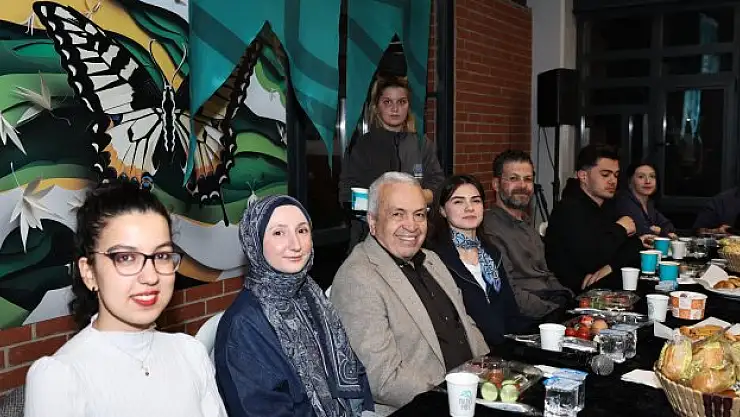 Başkan Özdemir, öğrencilerle sahur yaptı