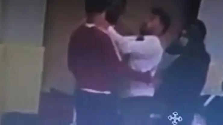 Hakem antrenöre kafa attı