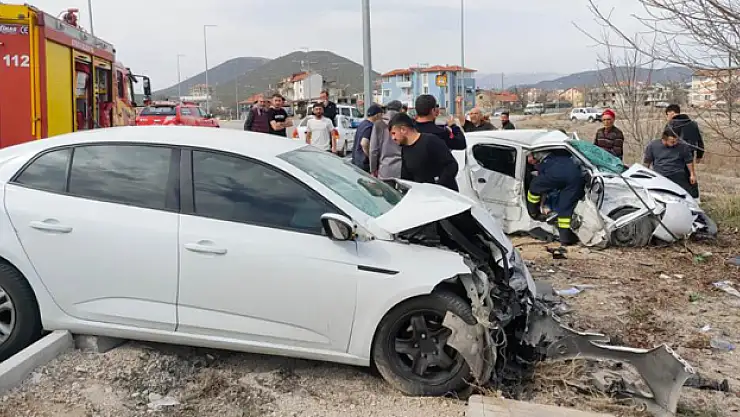 İki otomobil kafa kafaya çarpıştı