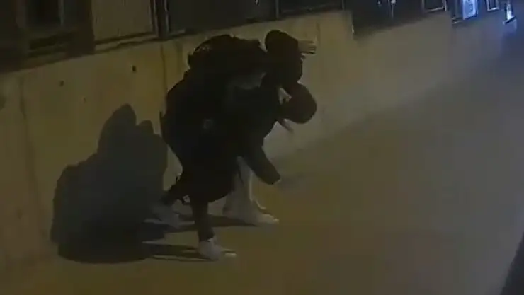 Erkek arkadaşını sokak ortasında dövdü