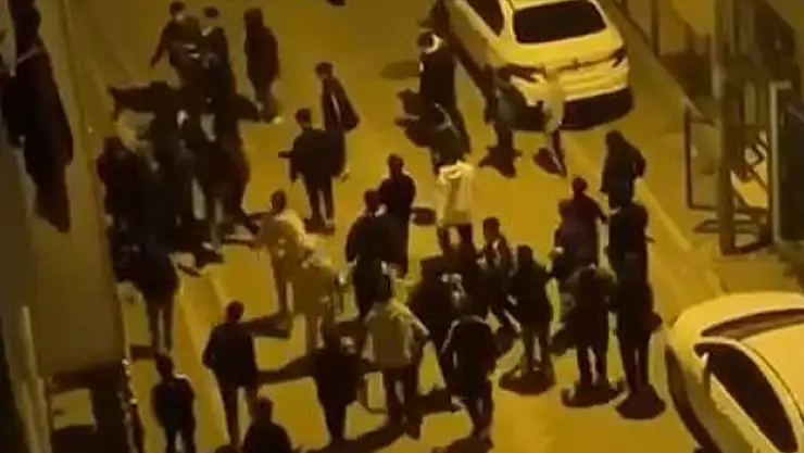 Sopalarla mahalle bastılar