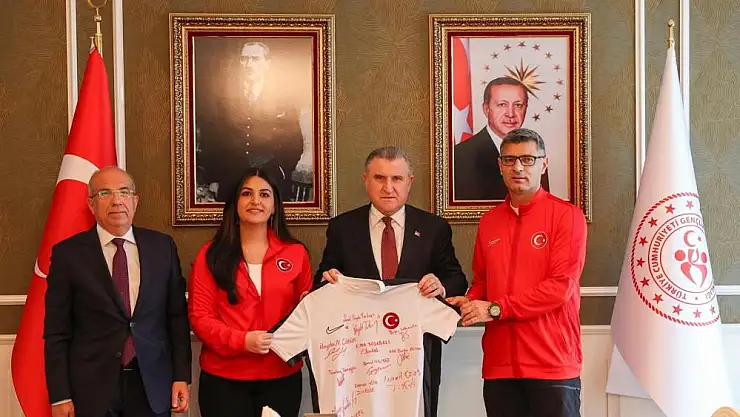 Bakan Bak, Atıcılık Milli Takımını kabul etti