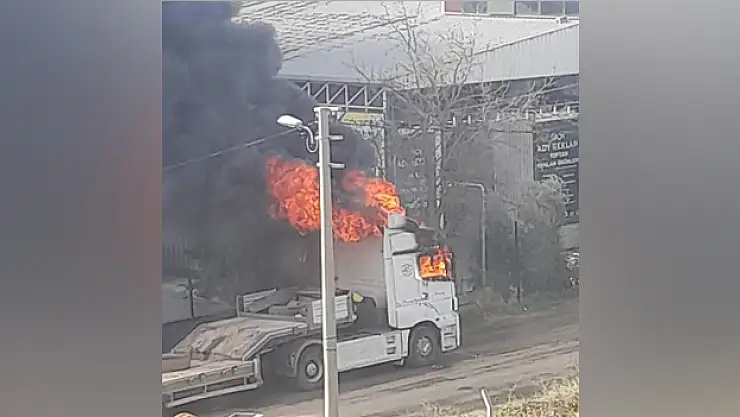 Park halindeki tır alev aldı