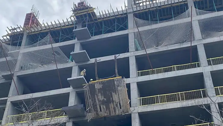 İnşaat iskelesi çöktü