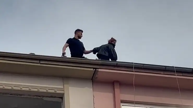Çatıya çıkan kadın ikna edilerek aşağı indirildi
