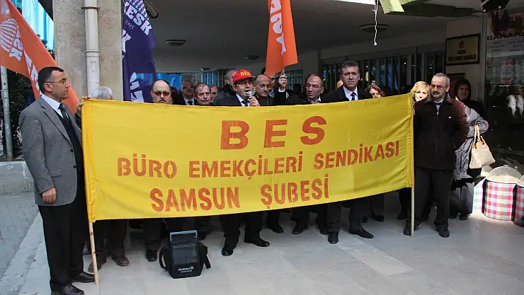 Deftardarlık önünde ek ödeme protestosu