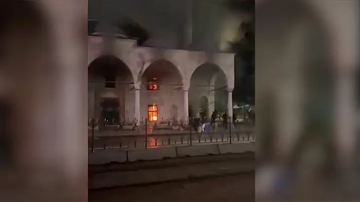 Tarihi camide çıkan yangın söndürüldü
