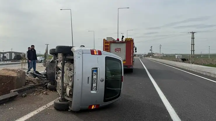 Ticari araç aydınlatma direğine çarptı