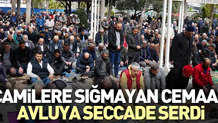 Camilere sığmayan cemaat avluya seccade serdi