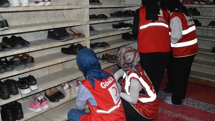 Çocukların ayakkabılarının üzerine hediye bırakıldı