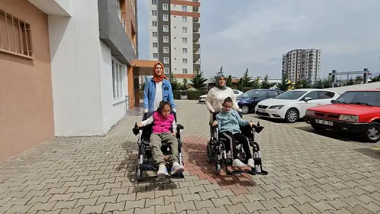 Engelli kızlar bayrama mutlu girdi