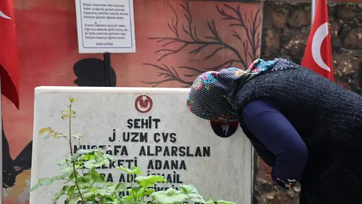 Fotoğraflarını öperek bayramlaştılar