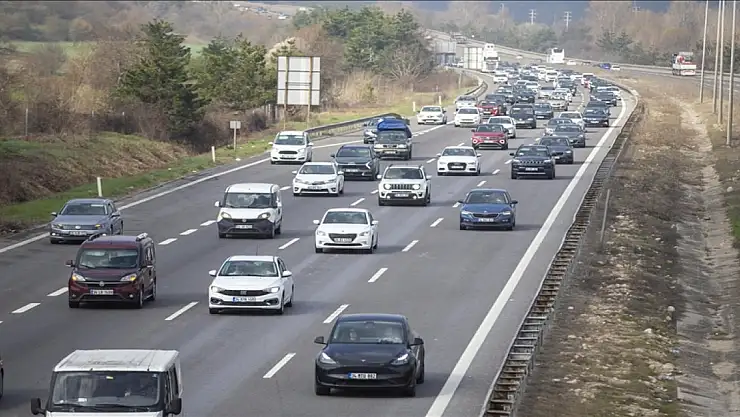 Yollarda bayram tatili hareketliliği yaşanıyor