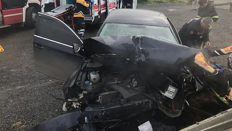 OTOMOBİL KALDIRIMA ÇARPTI