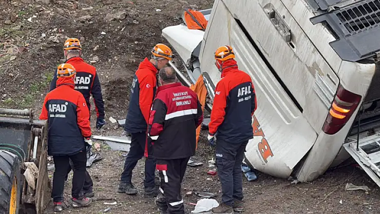 Yoldan çıkan otobüs tarlaya uçtu