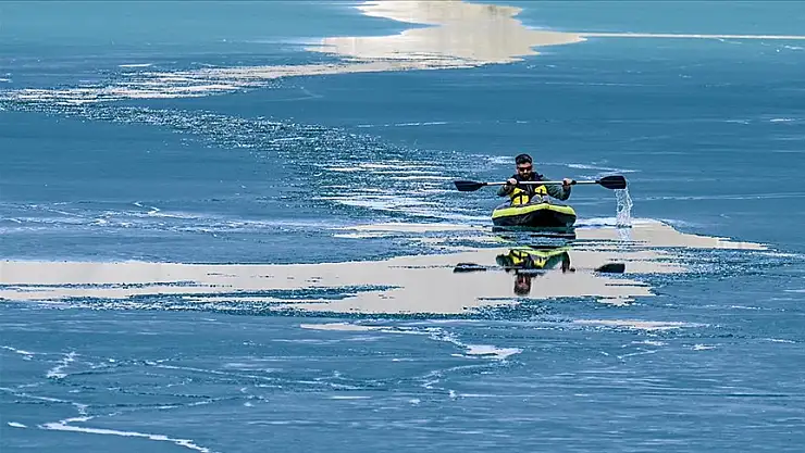 Buz kütleleri arasında kano keyfi