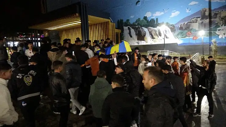 Van'da Galatasaraylı taraftarların derbi sevinci