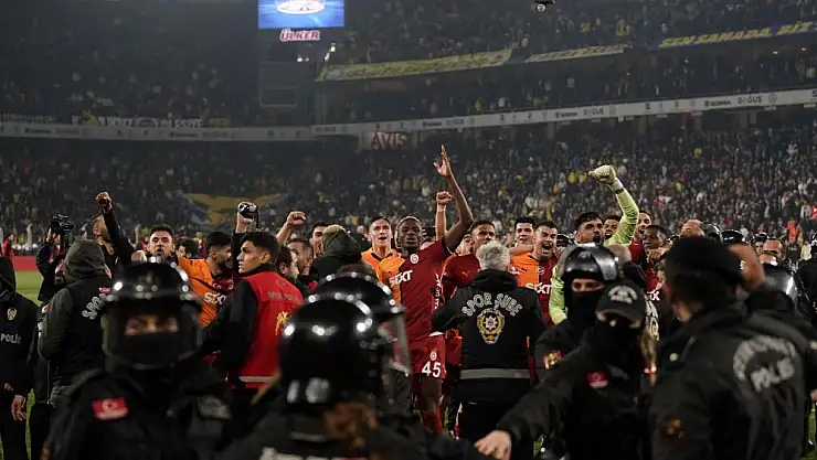Galatasaray, derbi galibiyetini taraftarıyla kutladı