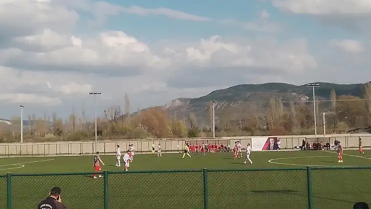 Hakeme kızıp, sahadan çekildiler