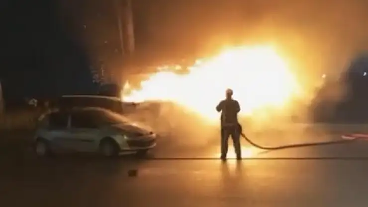 Kokoreç aracı alevlere teslim oldu