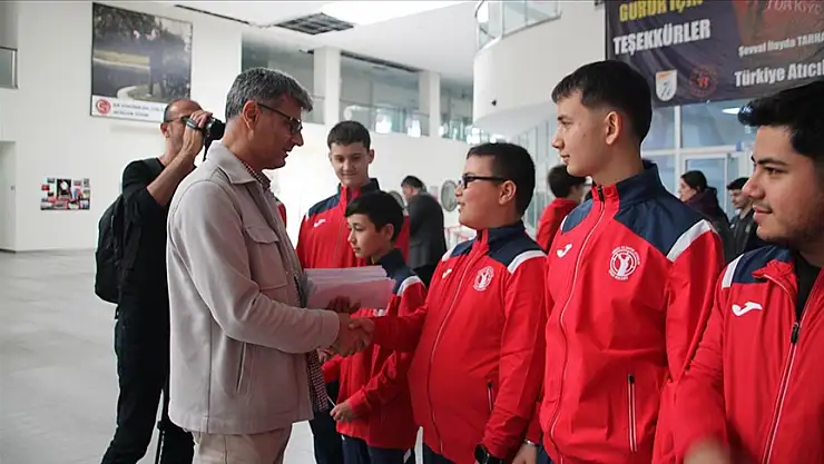 Milli atıcı Yusuf Dikeç, genç sporculara sponsorların hediyelerini verdi