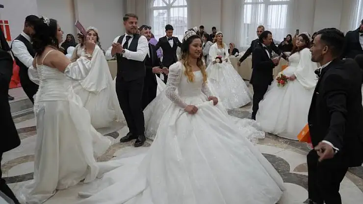 Romanlara toplu düğün