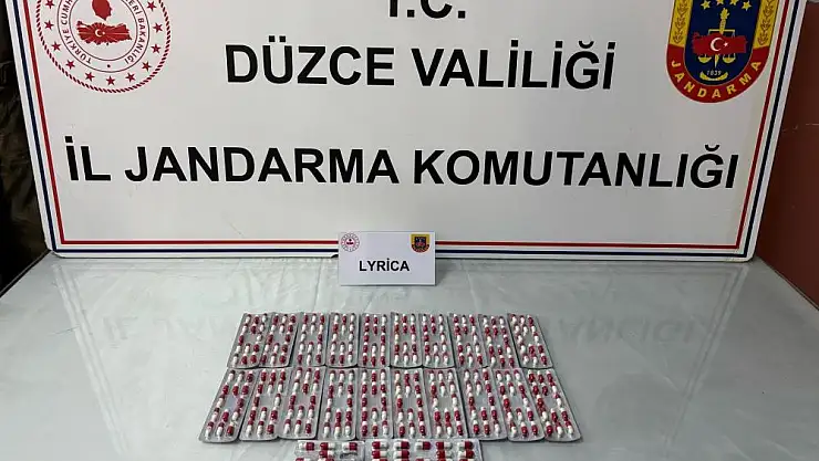 Aracındaki uyuşturucu hapları jandarmaya teslim etti