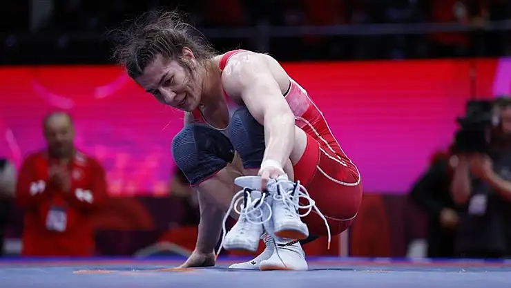 'İlklerin kadını' milli güreşçi, mindere veda etti