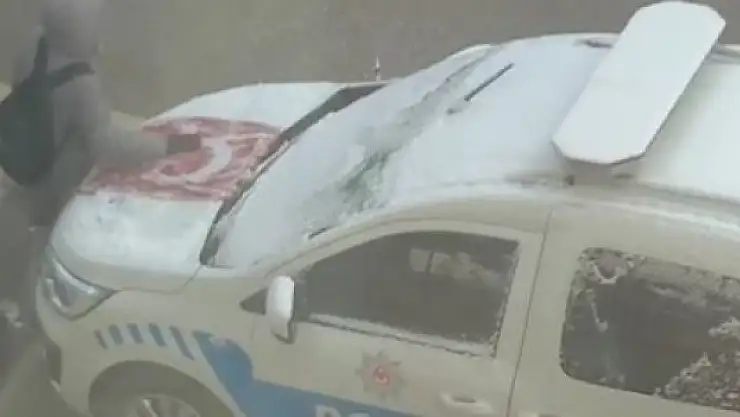 Türk Bayrağı'nı temizleyen çocuk takdir topladı