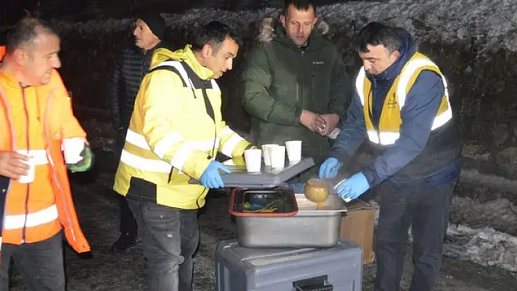 Mahsur kalanlara sıcak çorba ikramı