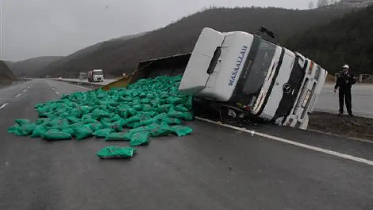 Samsun'da Kömür Yüklü Tır Devrildi: 1 Yaralı