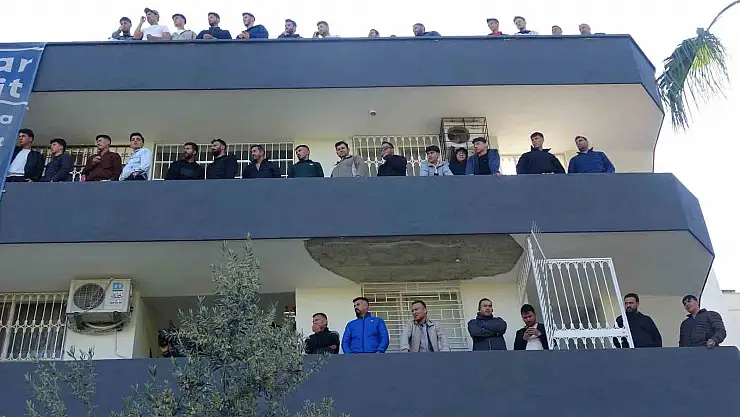 Taraftarlar balkonları ve damları doldurdu
