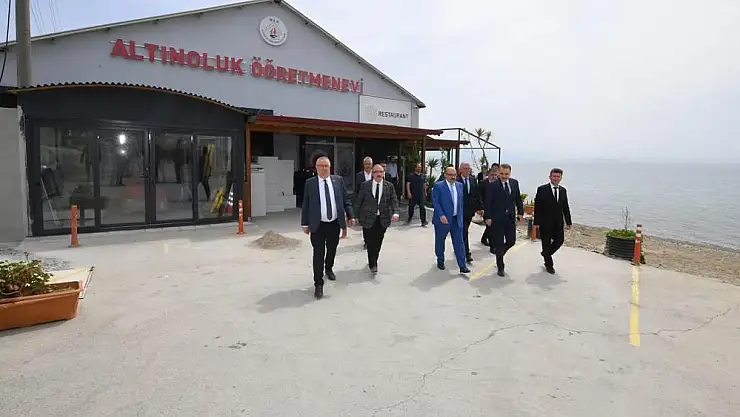 Vali Ustaoğlu Çocuk Şenliği'ne katıldı