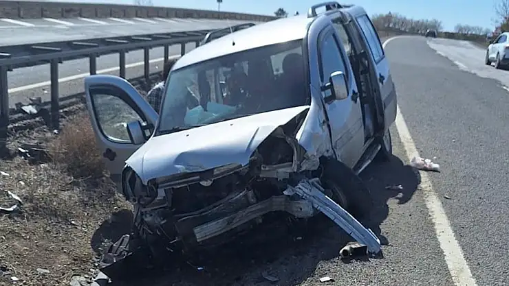 Kırıkkale'de otomobil, kamyonet ve tankerin karıştığı kazada 2 yaralı