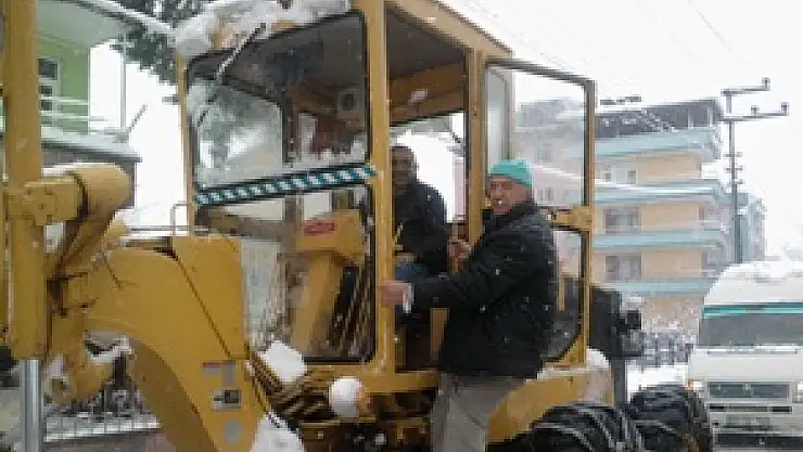SalıPazarı kar ekipleri çay mahallesinde kar temizledi