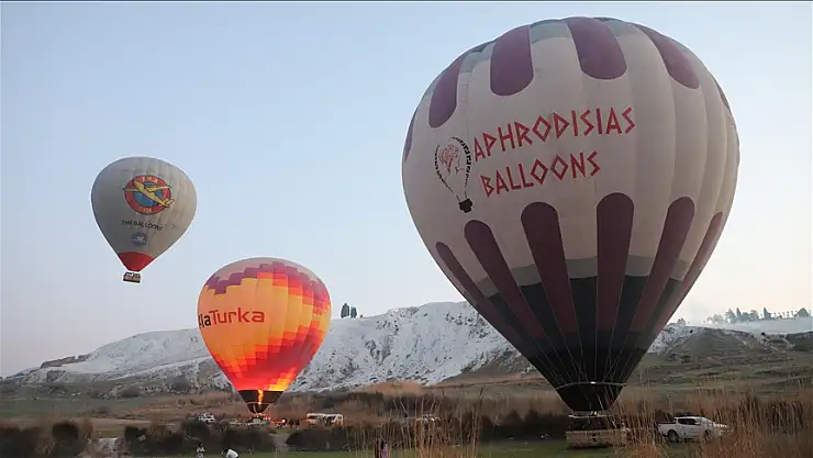 Pamukkale'de sıcak hava balonları ilgi görüyor