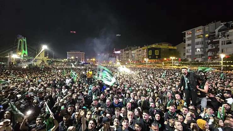 Kocaeli'de binlerce kişi şampiyonluğu kutladı