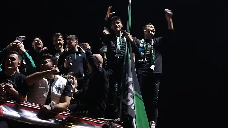 Futbolcular şampiyonluğu taraftara armağan etti