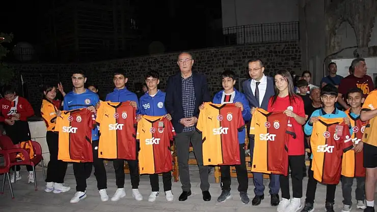 Galatasaray'ın efsaneleri gençlerle buluştu