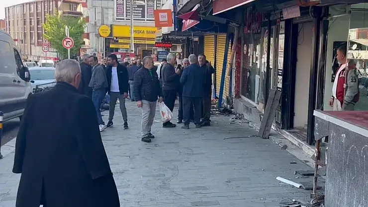 Direksiyonda fenalaşan sürücü işyerine daldı