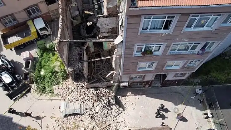 Depremde hasar alıp çöktü