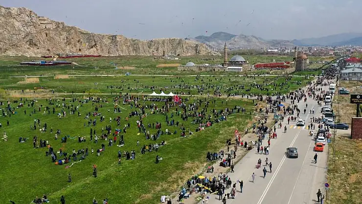 10 bin uçurtma bulutlarla buluştu