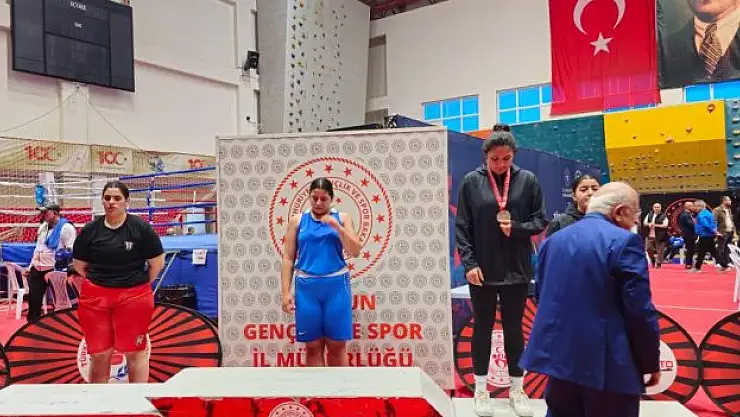 Aydınlı boksör Simge yine şampiyon